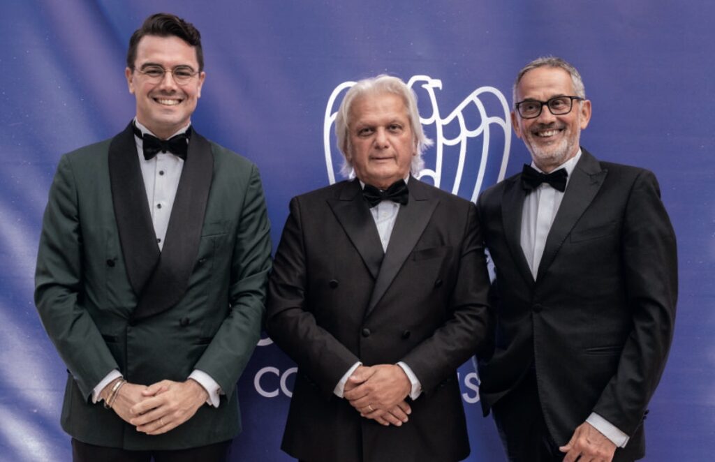 Foto Donato Notarangelo con Silvano Martinotti (presidente Sport&Ambiente di Cisambiente Confindustria) e Giuseppe Dalena (consigliere
generale Cisambiente Confindustria) al Gran Galà di Cisambiente.